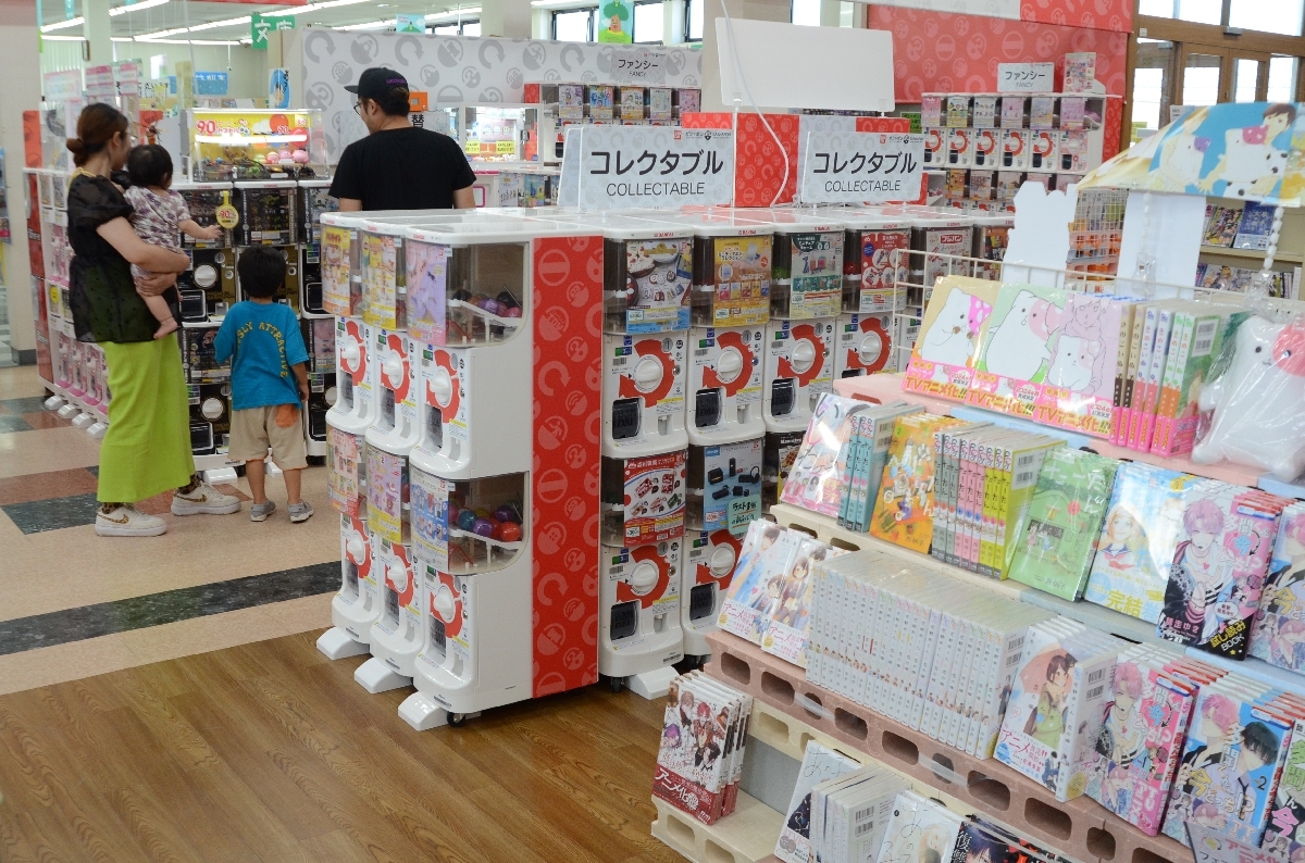 成田本店みなと高台店では、カプセルトイを設置するなど、来店のきっかけづくりを進めている=8月、八戸市