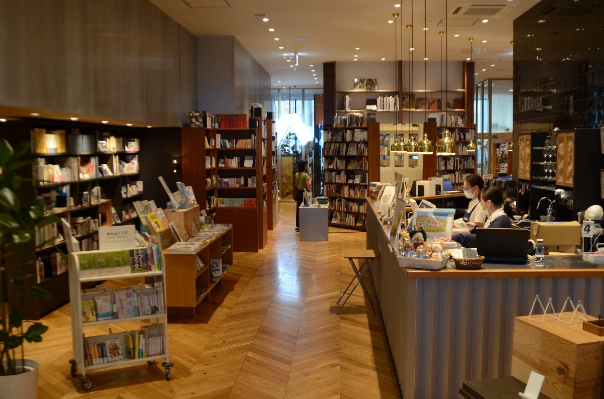 オープンから今年で8年を迎える八戸ブックセンター。書店をつなぐハブとして存在感を高めている=9月、八戸市