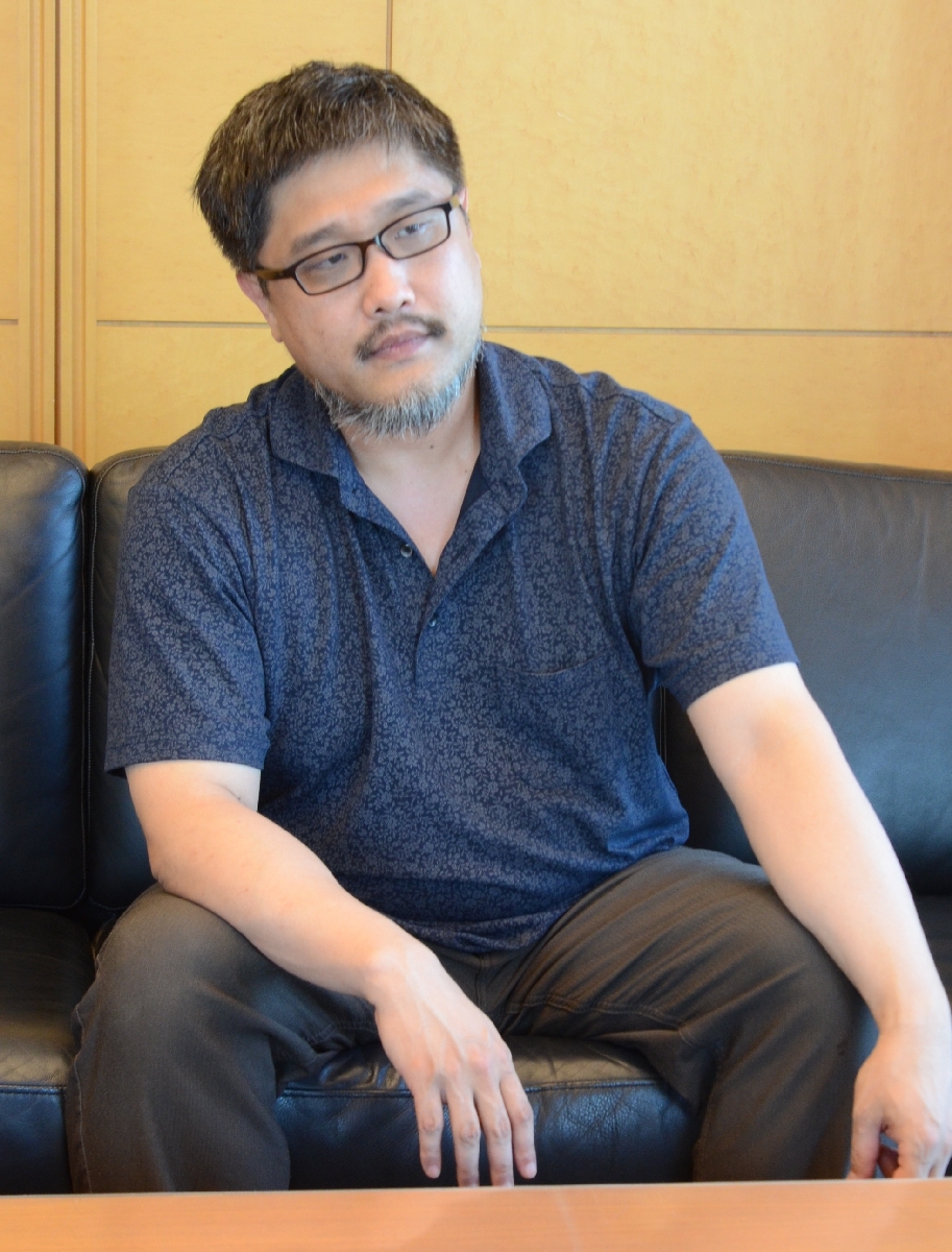 書店の対する思いや、作家としての考えについて語る呉勝浩さん=7月、都内