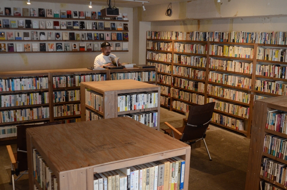 8月にオープンした古書店「ジェロニモ」。小説やエッセーなど約1万冊を取りそろえ、読書好きの市民をうならせる=9月27日、八戸市