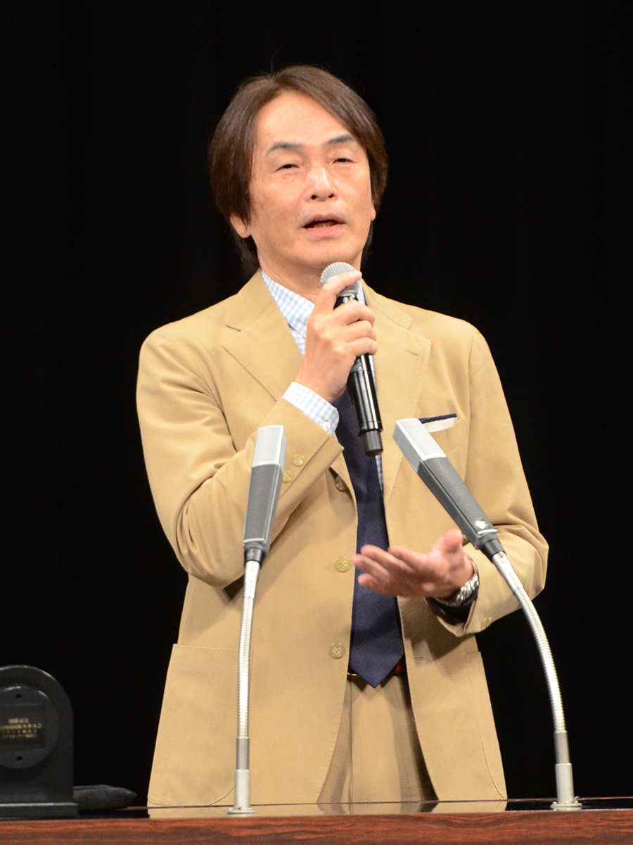 八戸市民大学講座の講師として、書店の現状や読書の魅力などについて語る石田衣良さん
=5月、八戸市公会堂