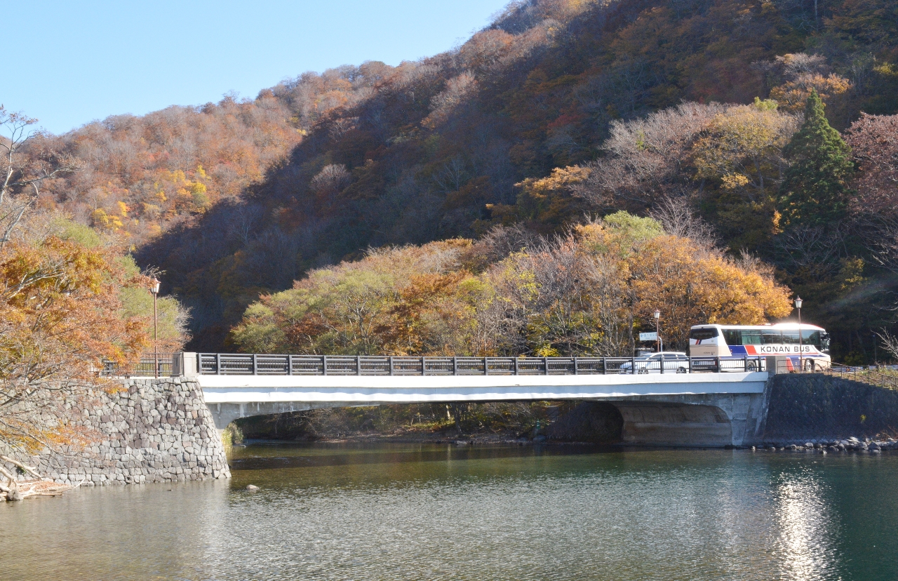 十和田湖から奥入瀬渓流への湖水放流口。渇水時など湖の水位が低下した場合、自然と水が流れ出なくなる=10月29日、十和田市