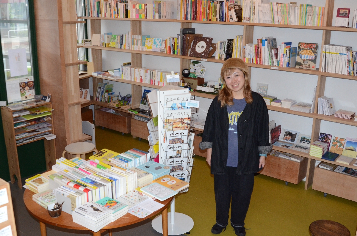 全国で増加傾向にある「独立系書店」。十和田市の「TSUNDOKU BOOKS」では、店主の長嶺李砂さんが集めたこだわりの本が来店客を出迎える=10月、同市