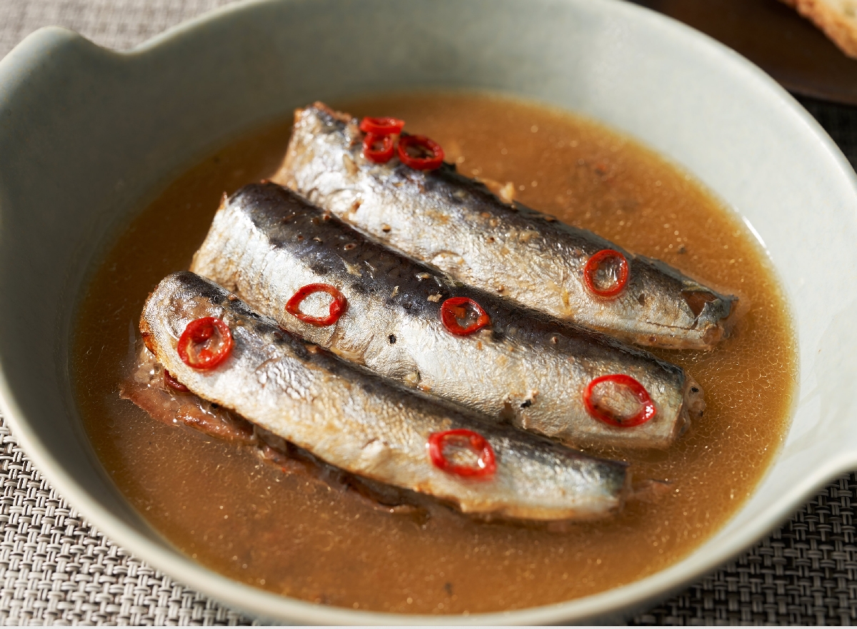 水産庁長官賞を受賞した「FineDISH! 青森県産いわしとガーリックのアヒージョ」(武輪水産提供)