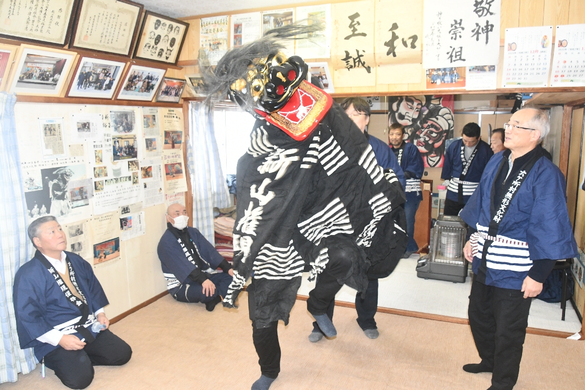 元日の「ご祈祷」後、小泉靖博さん(右)や相内榮三郎さん(左)が見守る中、ご神体を遊ばせる保存会の会員=1月、六ケ所村