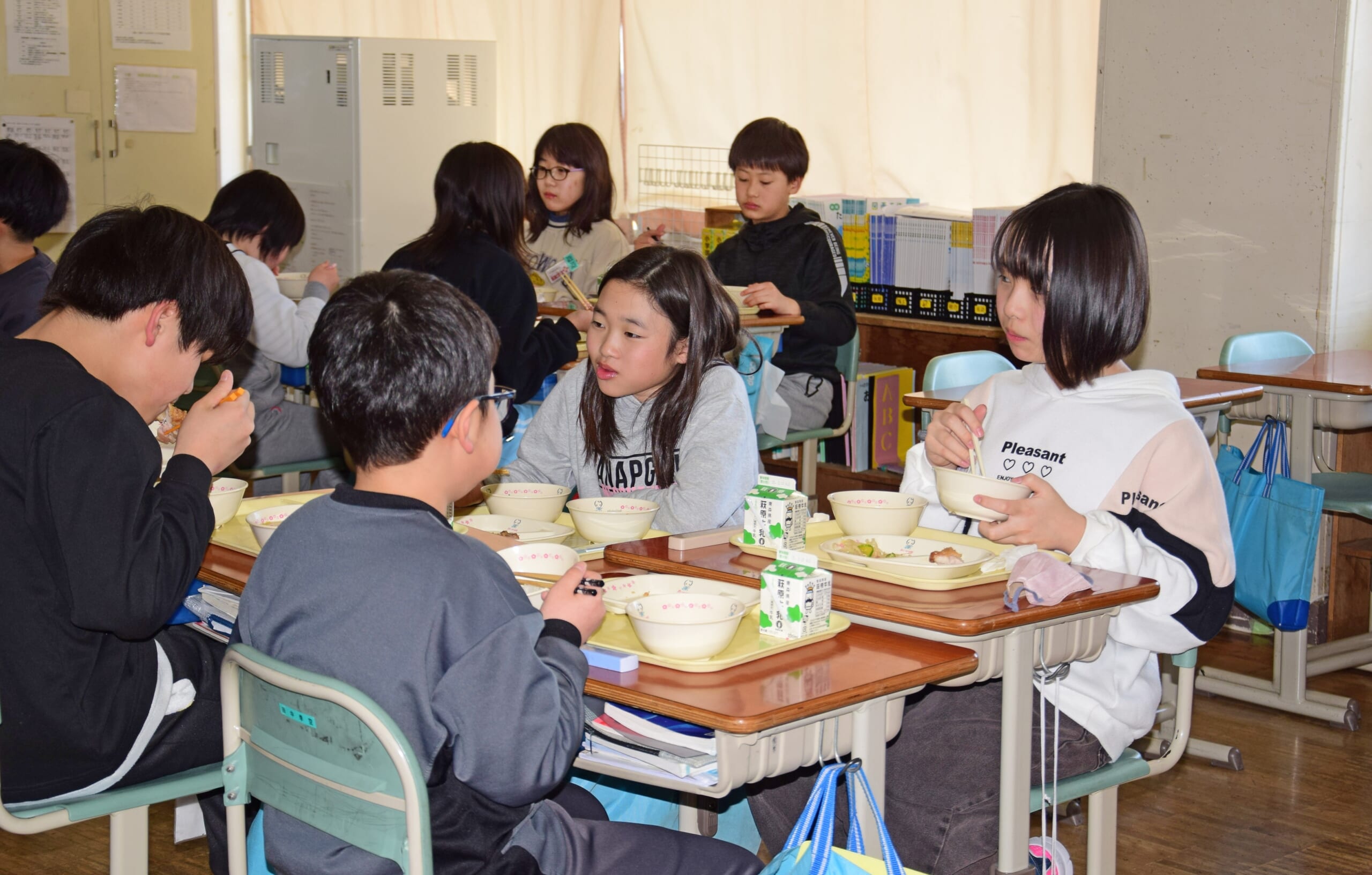 クラスメートとともにレシピを元に作られた給食を食べる田中陽栞さん
