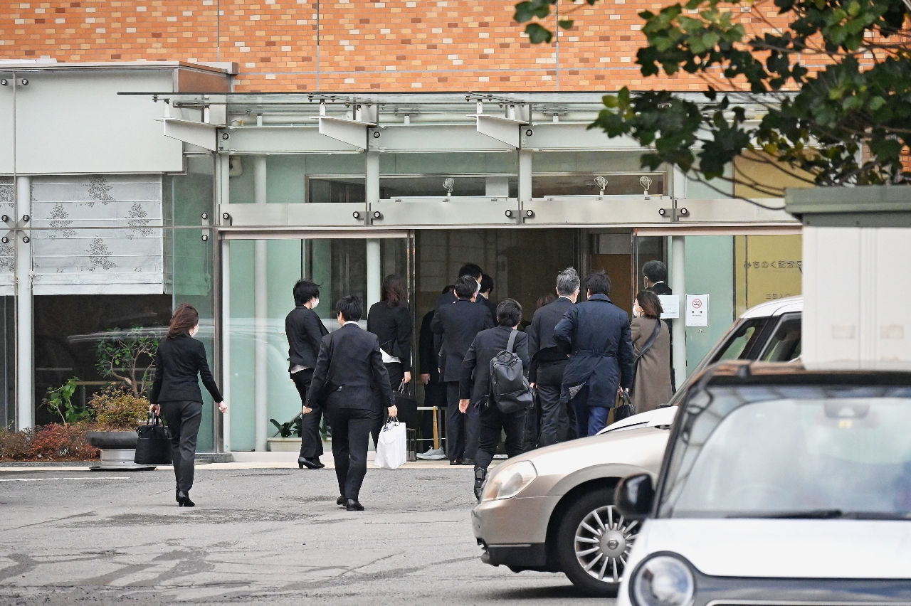医師2人の逮捕を受け、みちのく記念病院に対し、2回目の臨時立ち入り検査に入る行政職員=2月26日、八戸市