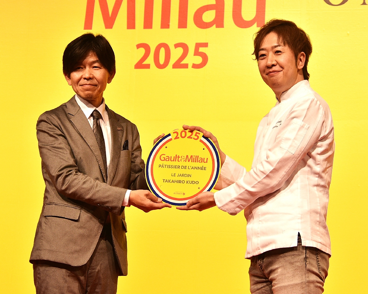 記念のプレートを受け取る工藤隆浩さん(右)=17日、東京都内