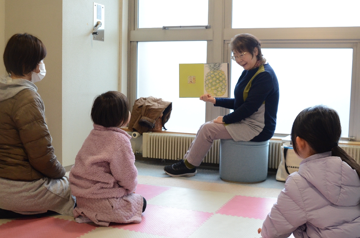 八戸市立図書館は読み聞かせイベントを充実させることで、書店との共通課題でもある読書離れの解消を図る=2月中旬、同市
