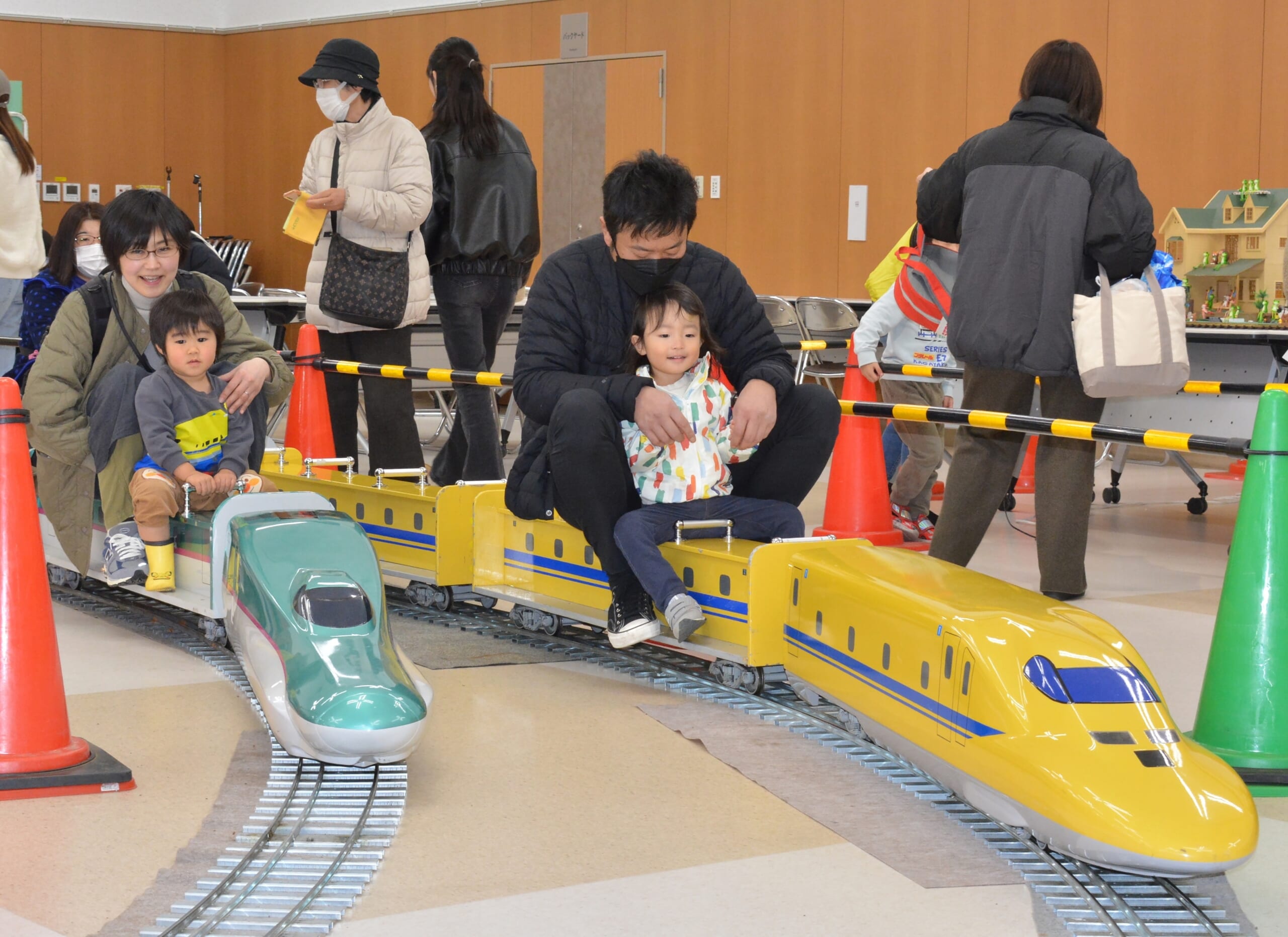 レトロな鉄道関連グッズがずらりと並ぶ販売コーナー