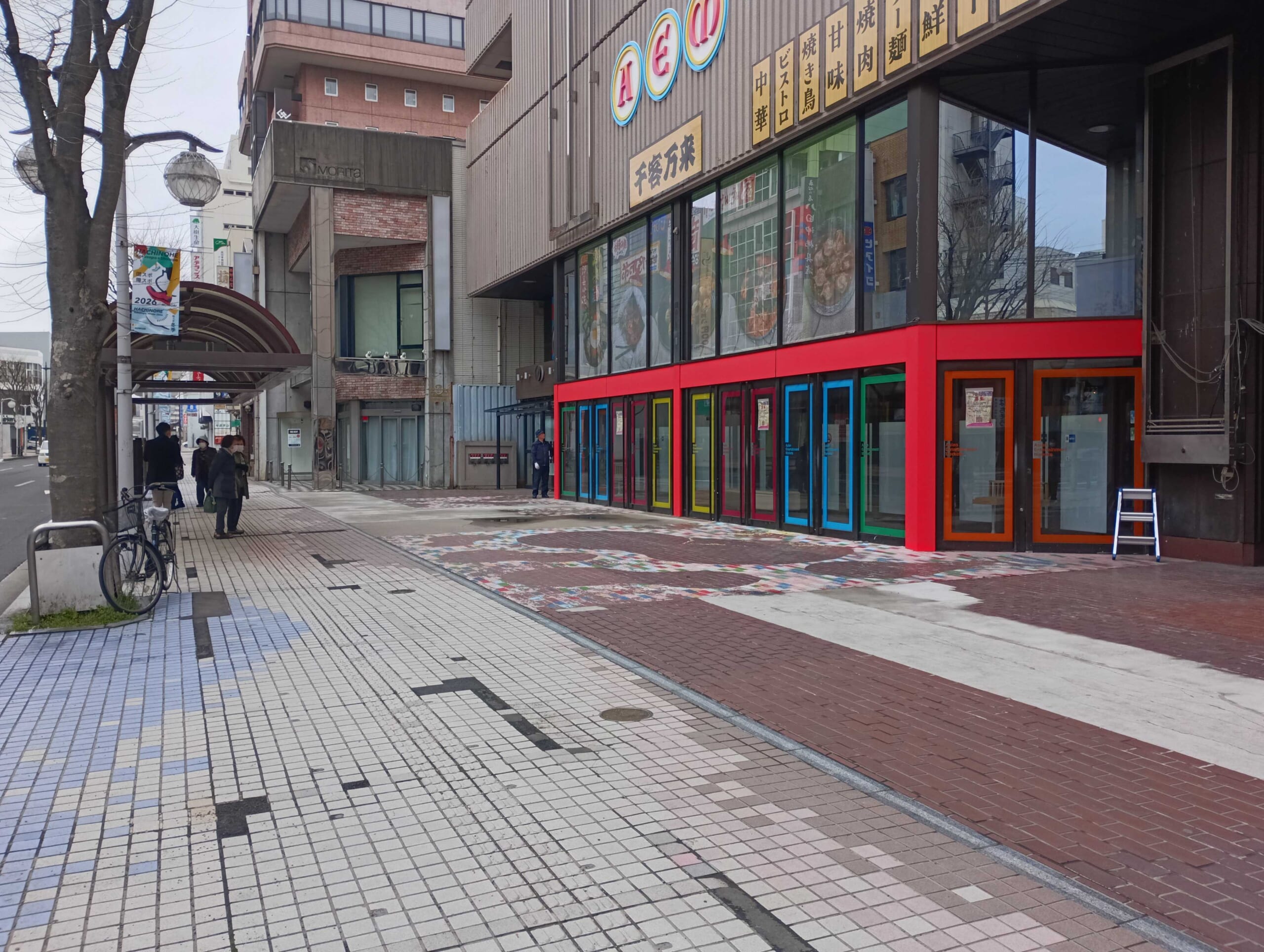 オープン前のAEM八戸=15日午前10時50分ごろ