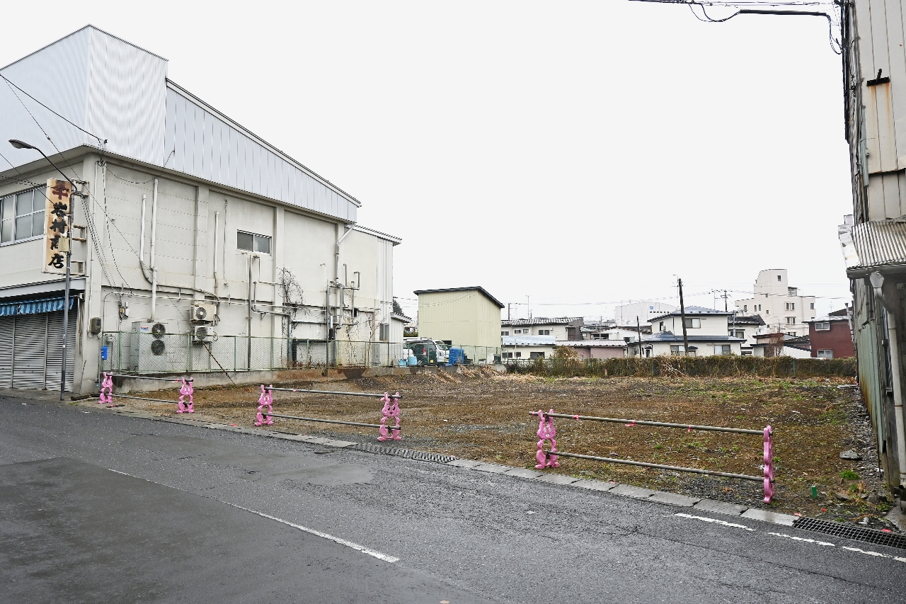 陸奥湊駅前通りのホステル建設予定地=2日、八戸市