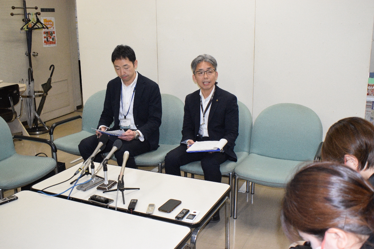 記者会見でみちのく記念病院への立ち入り検査について説明する八戸市の担当者=2月28日、市庁