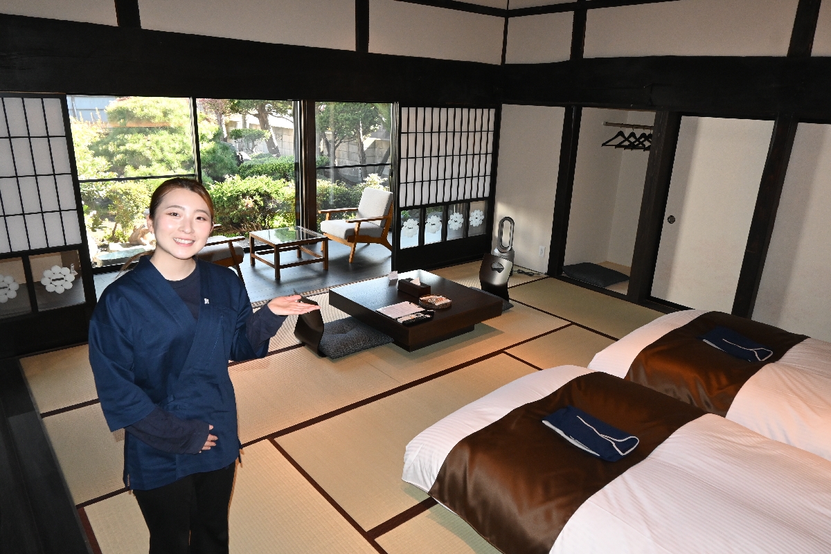 武家屋敷をリノベーションした宿泊施設「HAPPOYA(八方屋)」と若女将の高嶋悠花さん=4月30日、八戸市内