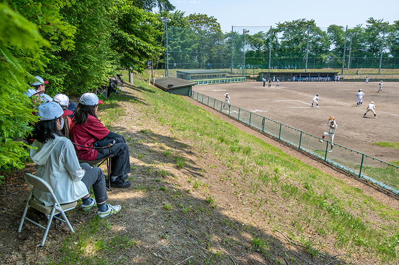 大下常吉が八戸高監督時代、土手部分が埋まるほど野球ファンが訪れたという八高球場。かつて「土手クラブ」が陣取った場所は、今も観戦する保護者らに利用されている=7日、八戸市