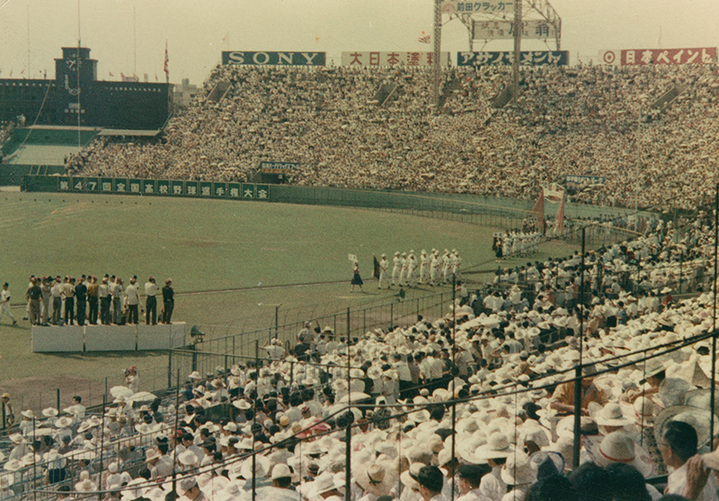 1965年の夏の甲子園で4回目の出場を果たした八戸高ナインの入場行進(家族提供)