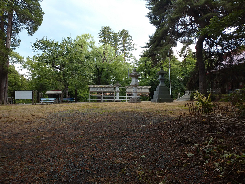 かつて監督宅に泊まり込み、八戸高ナインが「バッテリー合宿」などを行った長者山新羅神社の境内=八戸市