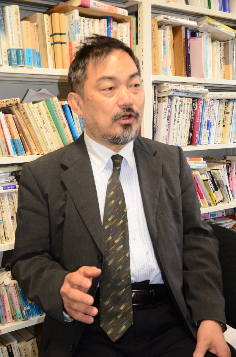 「事件を受けて八戸、青森県の人がどう動くかが重要」と話す長谷川利夫教授=5月下旬、東京・杏林大