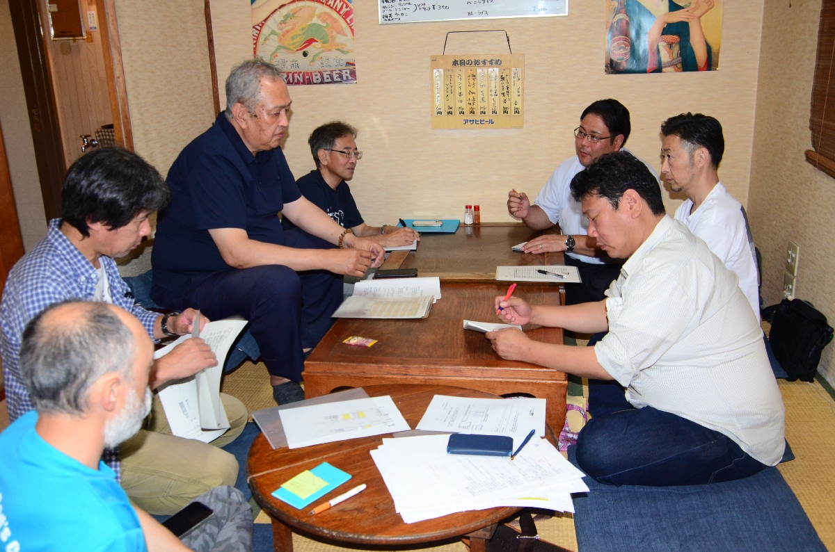 小中野祭りの開催へ向けて話し合う小中野おやじの会のメンバー=20日、八戸市