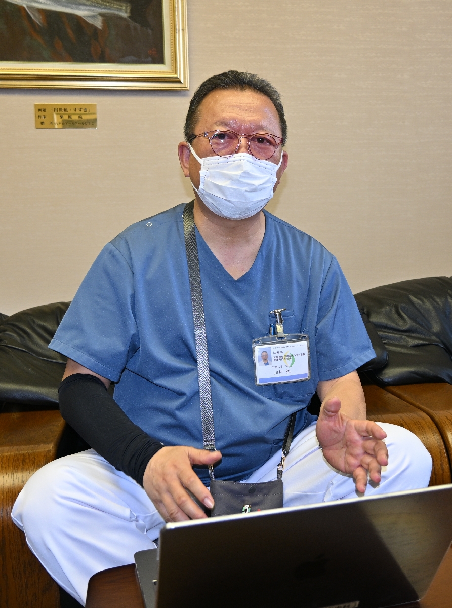 コロナ後遺症の特徴を説明する、川村強医師=6月下旬、八戸市