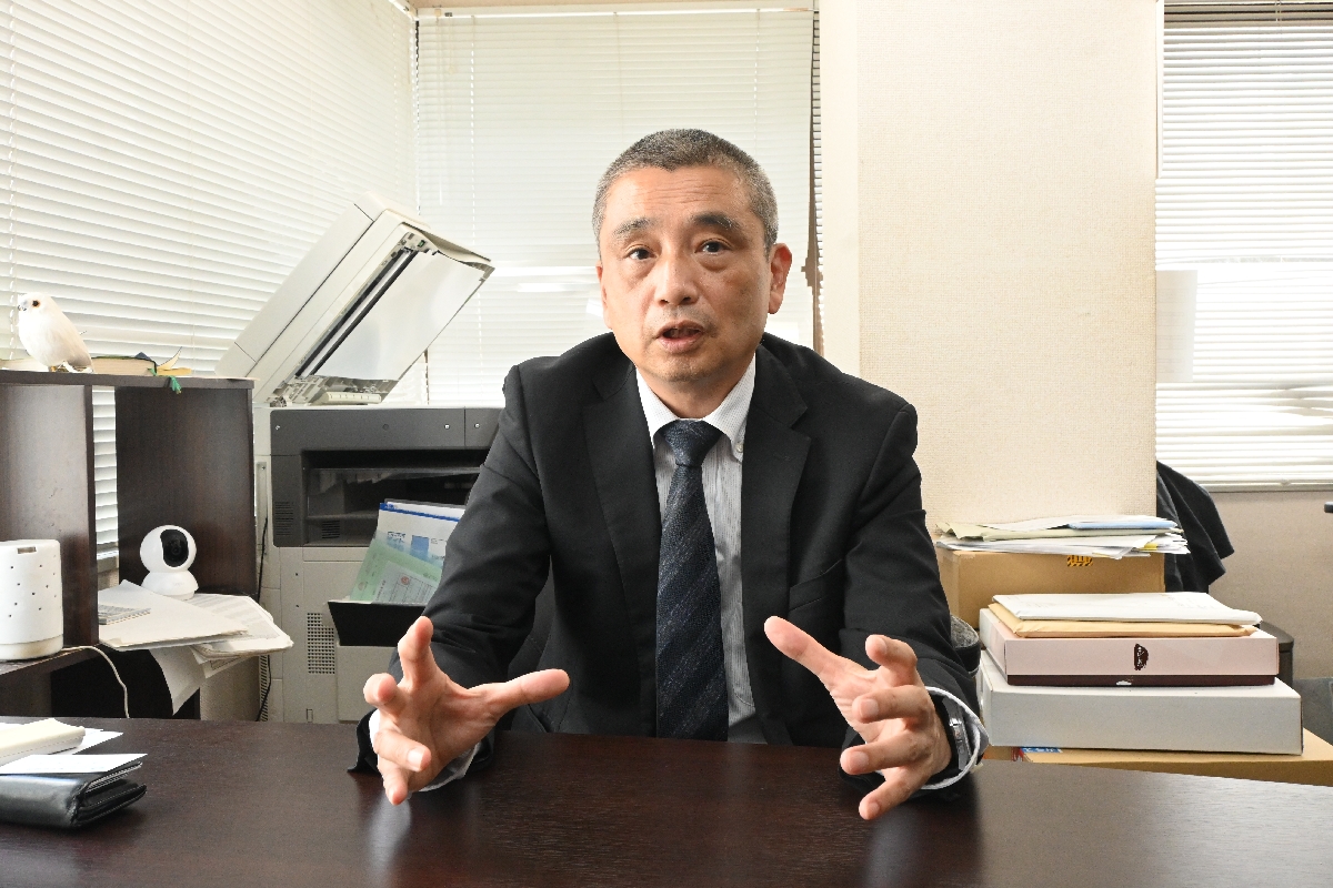 病院を監視する行政機関に「患者に寄り添った立ち入り検査の運用を」と訴える相原啓介弁護士=5月下旬、東京都日野市
