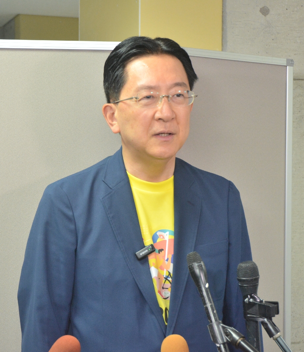 与党が過半数維持が困難との報道を受け、所感を述べる達増拓也岩手県知事=20日午後9時ごろ、盛岡市