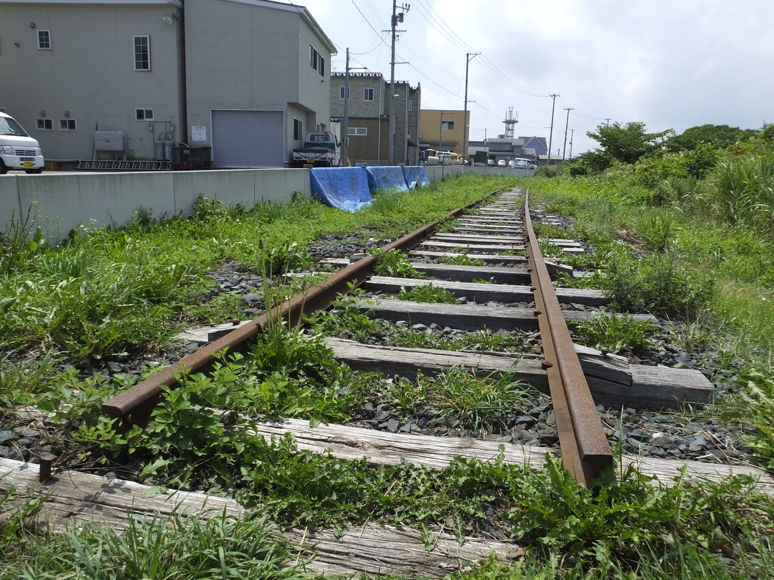 古間木駅(現・三沢駅)から基地まで物資を運んだ貨物列車の引き込み線跡=三沢市中央町2丁目付近
