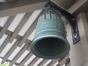 【紙面アーカイブ】戦争遺産を訪ねて ②十王院の半鐘 火の見やぐら設置で徴発免れ