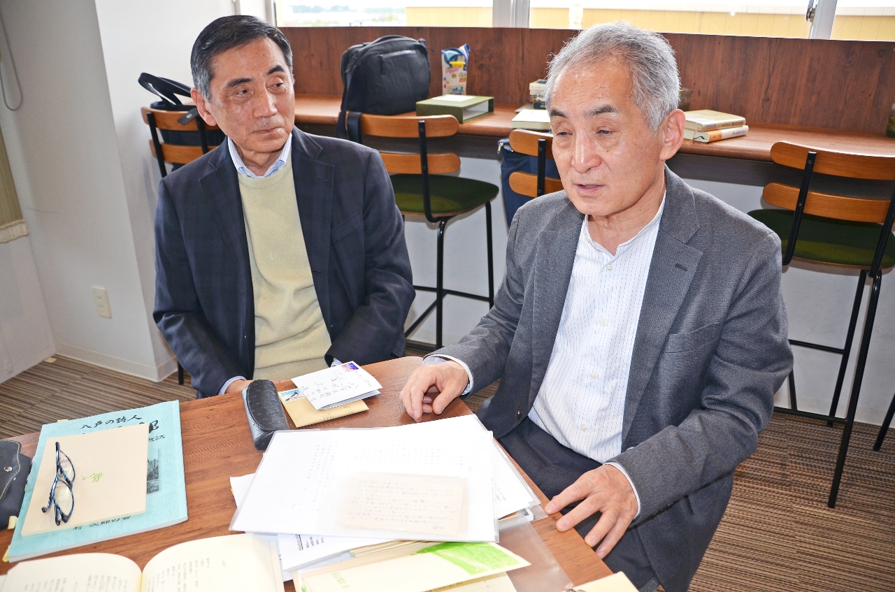 村次郎の思いについて語る岩見誠さん(左)と上條勝芳さん=5月、八戸市