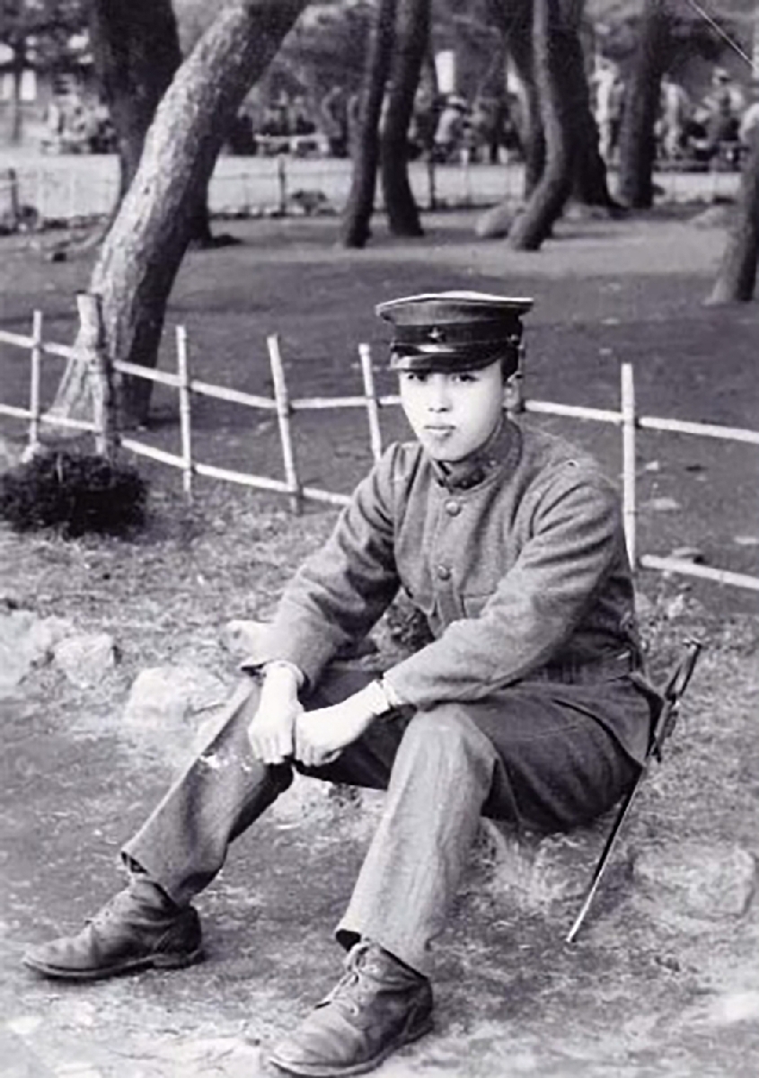 弘前第十六部隊に所属していた当時の村次郎(弟の石田勝三郎さん提供)