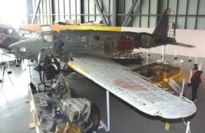 【紙面アーカイブ】戦争遺産を訪ねて ④一式双発高等練習機 69年後、十和田湖底から〝帰還〟