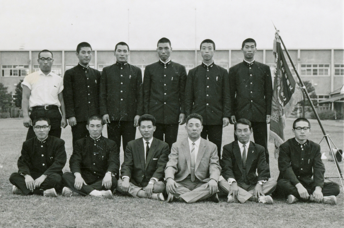 1965年夏の甲子園に出場した八戸高メンバーと写真に納まる菅原和也(後列右端)=元監督壬生晃太郎の家族提供