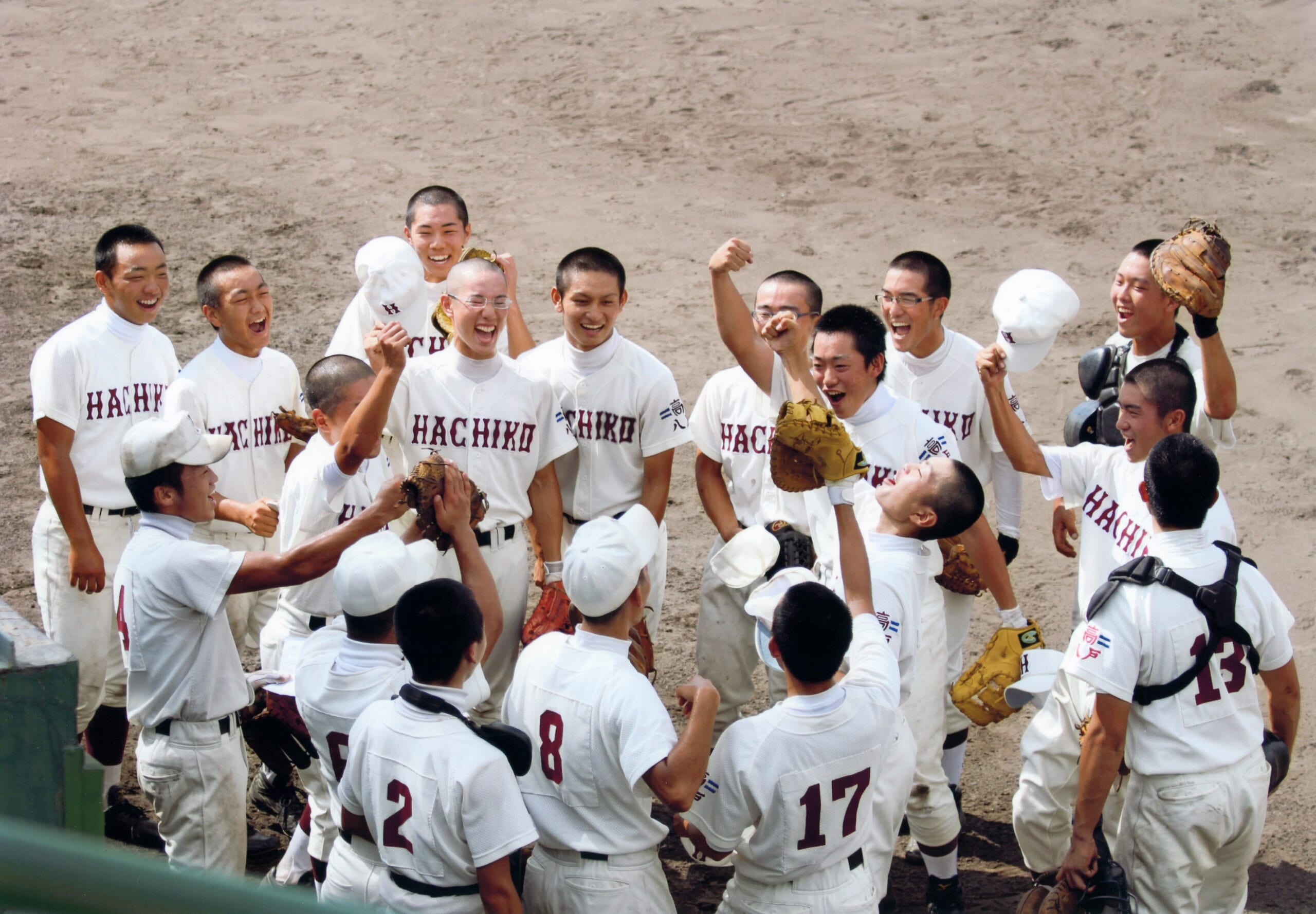 筆者が監督時代「勝つな、負けるな」を体現した試合として大事に保管している写真。高校球児らしさが前面に出たナインの表情が印象深い=2010年9月4日撮影