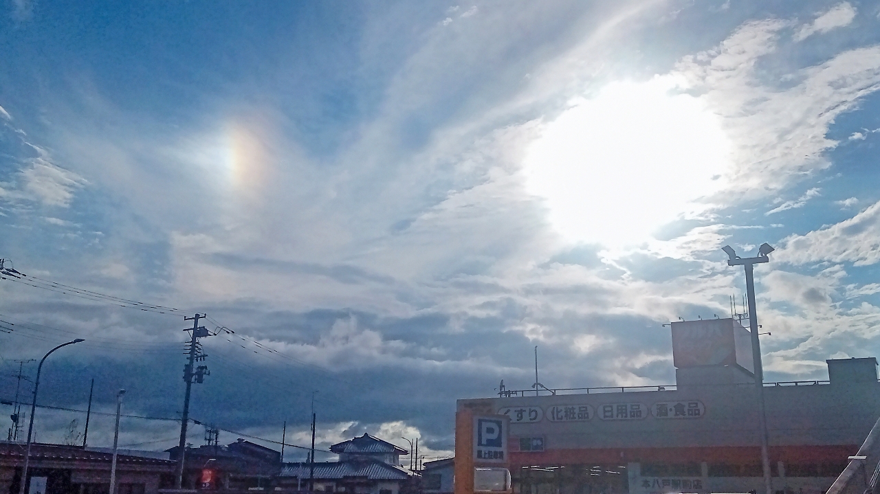 太陽の左側に現れた「幻日」=5日午後4時13分、八戸市