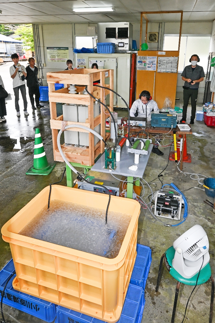 顎口虫を死滅させる実証実験に使用された「パルスパワー発生装置」=18日、東北町の小川原湖地区卸売魚市場船ケ沢分場