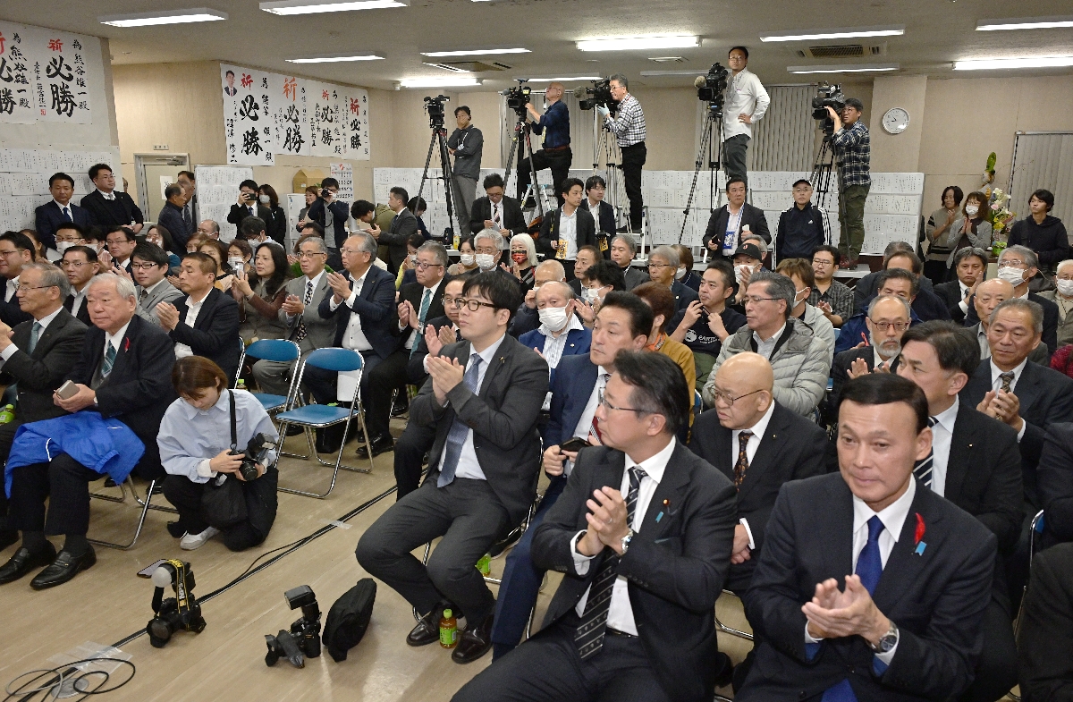 熊谷雄一氏の再選確実が伝わり、拍手を送る議員や支持者ら=26日、八戸市江陽3丁目