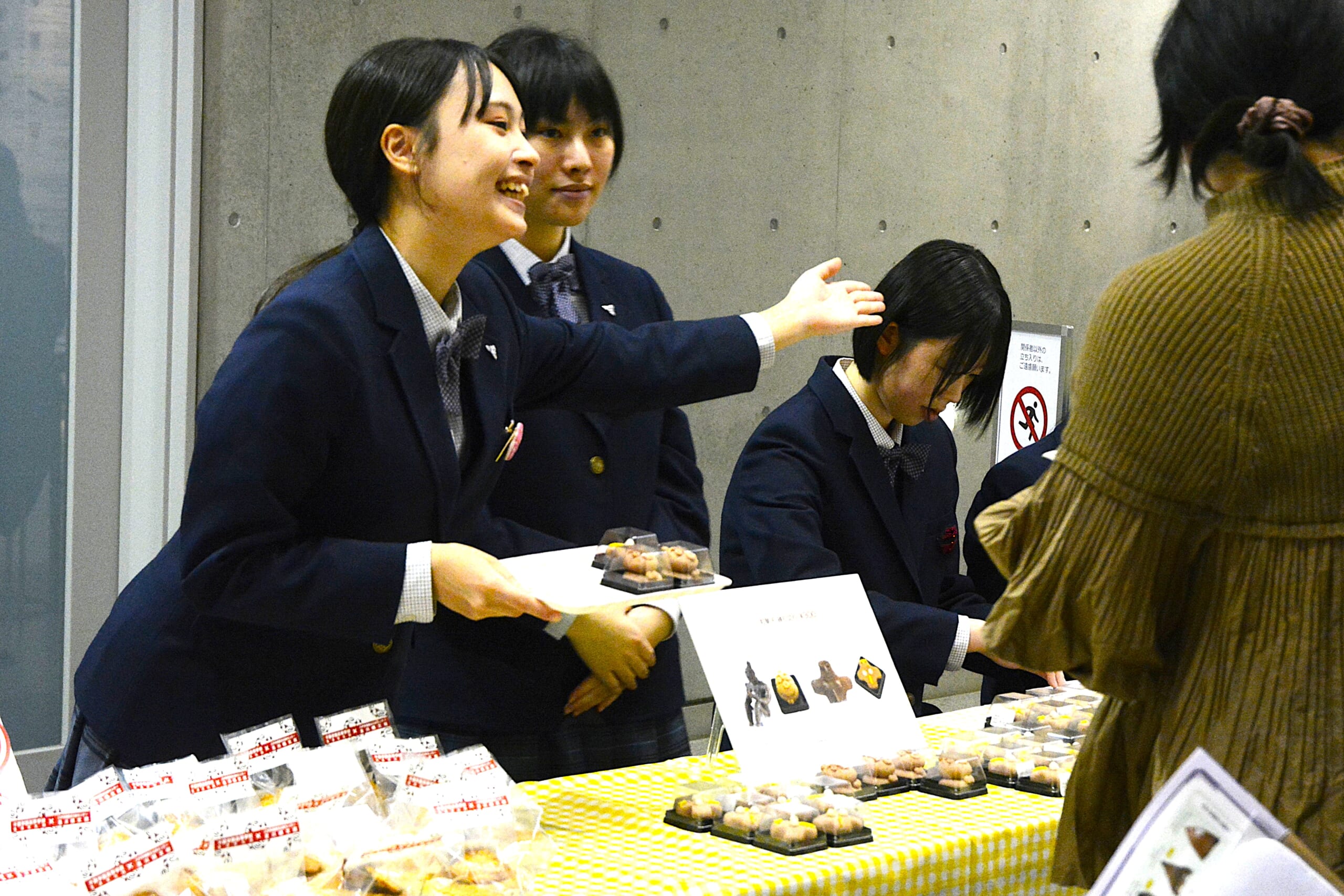 オリジナルの縄文グッズやお菓子を販売した千葉高の生徒