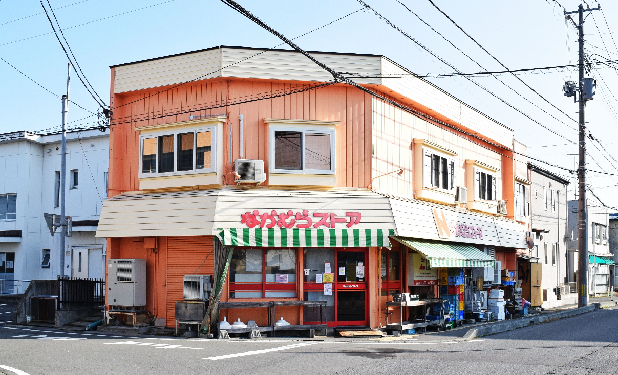 65年間の歴史に幕を下ろす「なかむらストア」=27日、八戸市