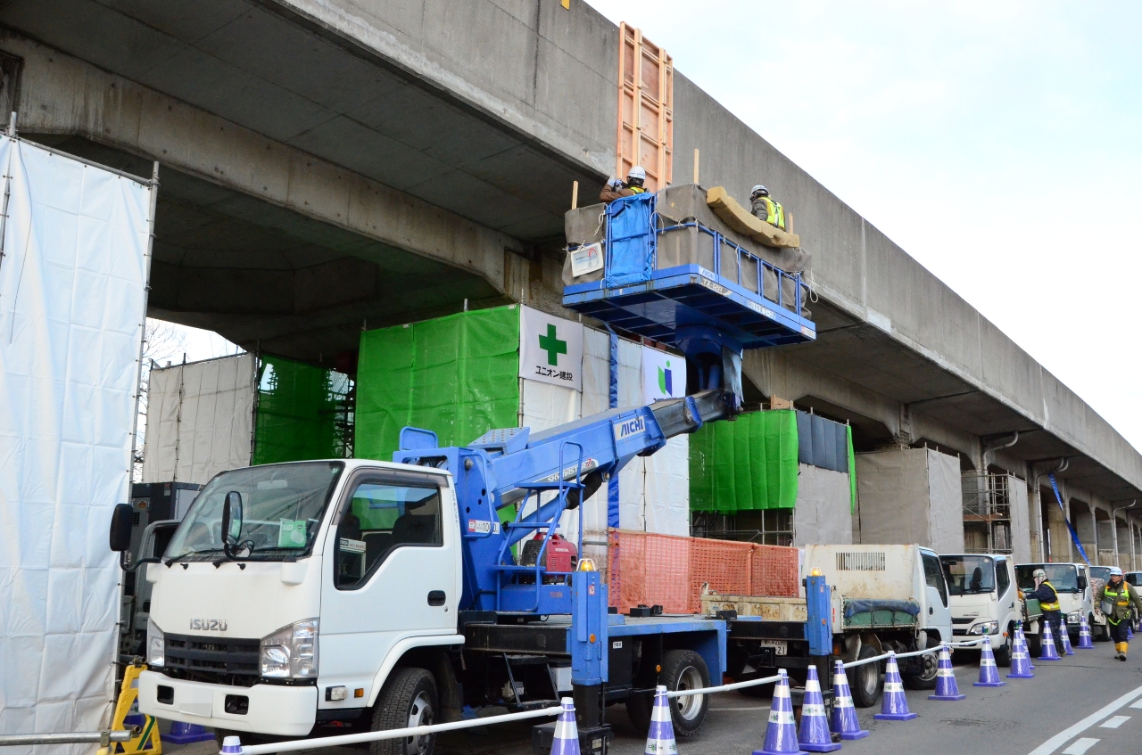補修工事が進むJR八戸線の高架橋。JR東日本は30日の全線運転再開を目指す=19日午後2時50分ごろ、八戸市柏崎4丁目