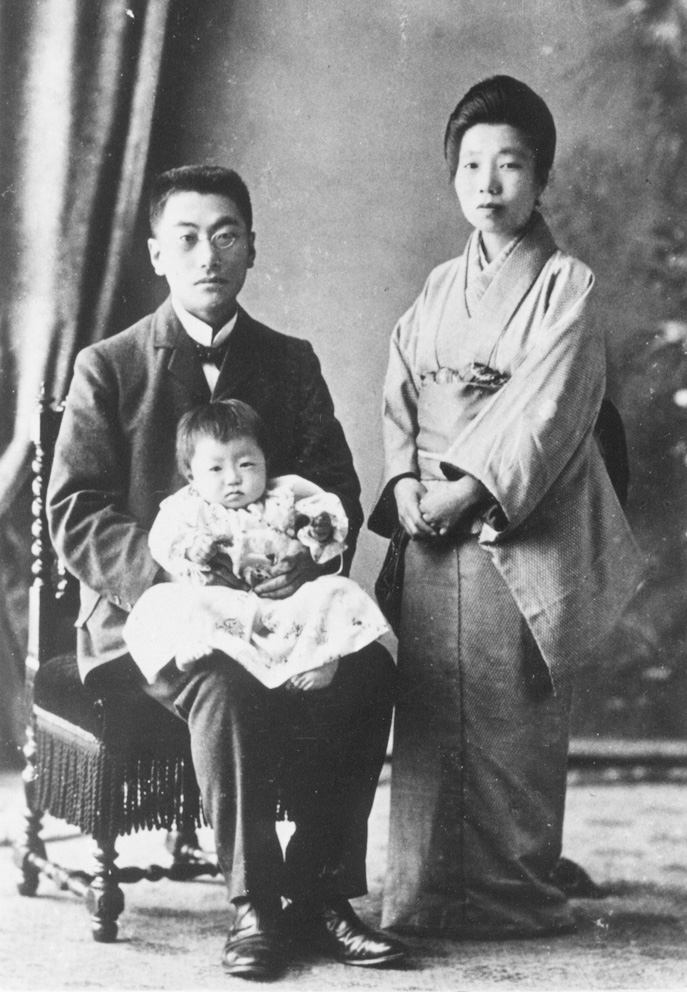 後の「婦人之友」を創刊した頃の羽仁もと子(右)、吉一(左)夫妻。長女の説子は創刊の前日に誕生した(婦人之友社提供)