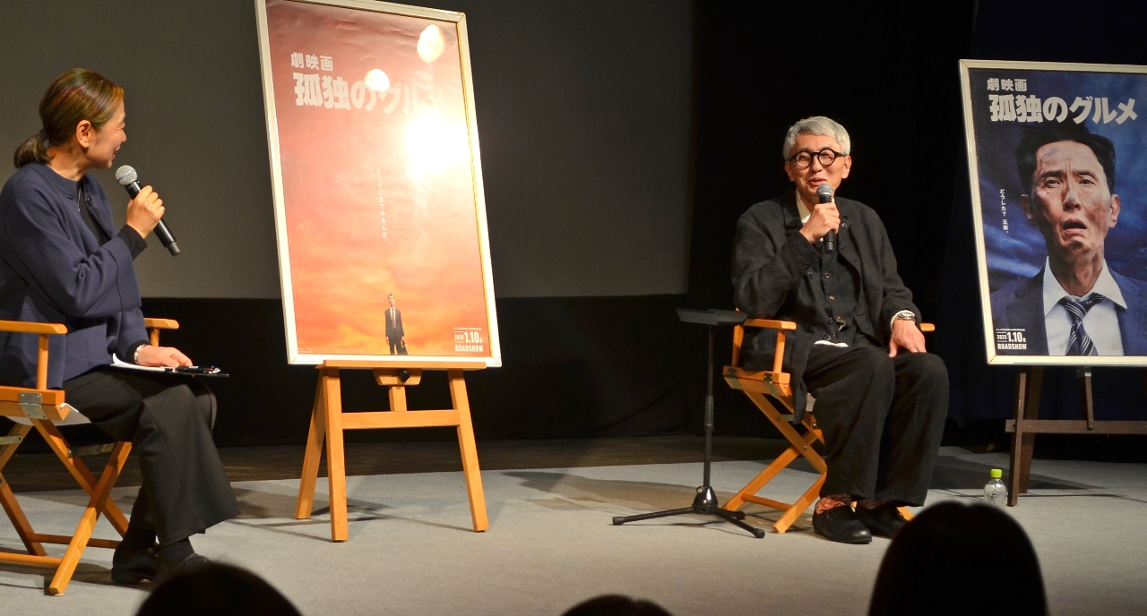 第28回映画祭で、出演した作品への思い入れを語る松重豊さん(右)。上映後のトークショーは毎年恒例の人気企画だ=2024年10月13日、一戸町