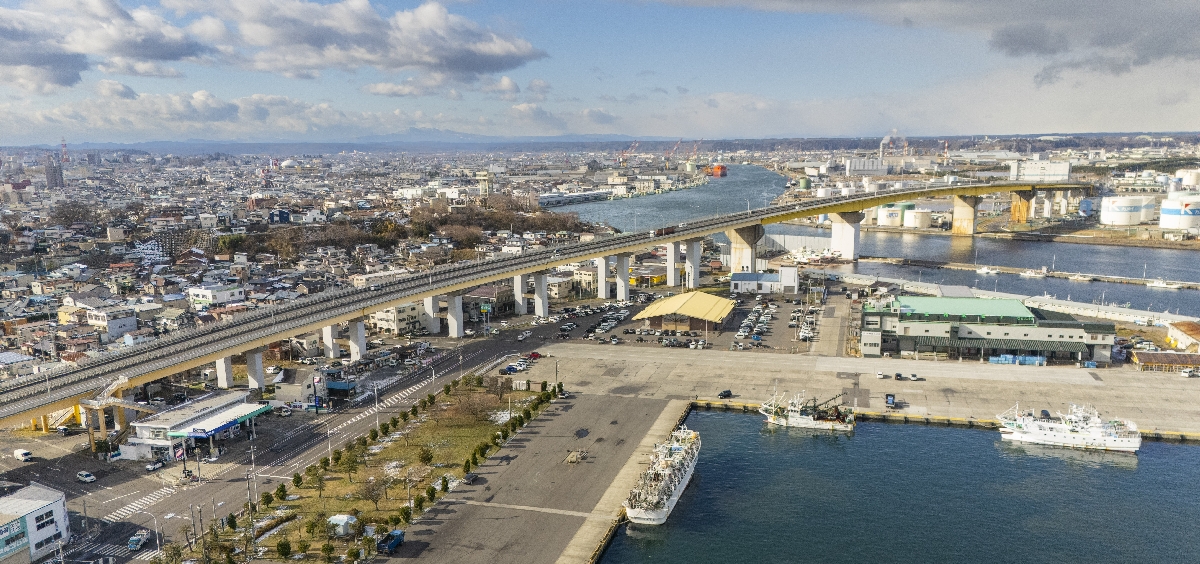 産業都市・八戸の発展を支えてきた八戸大橋。市民からは「夢の大橋」の愛称で親しまれている=2025年12月上旬、八戸市
