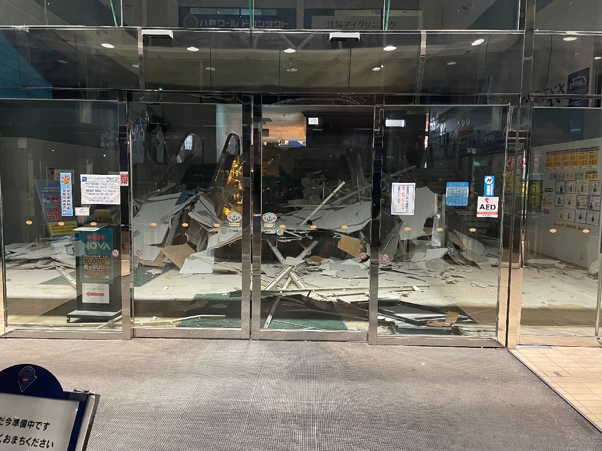 地震で天井が崩れたとみられるショッピングセンター「ラピア」の店内=9日午前1時15分ごろ、八戸市