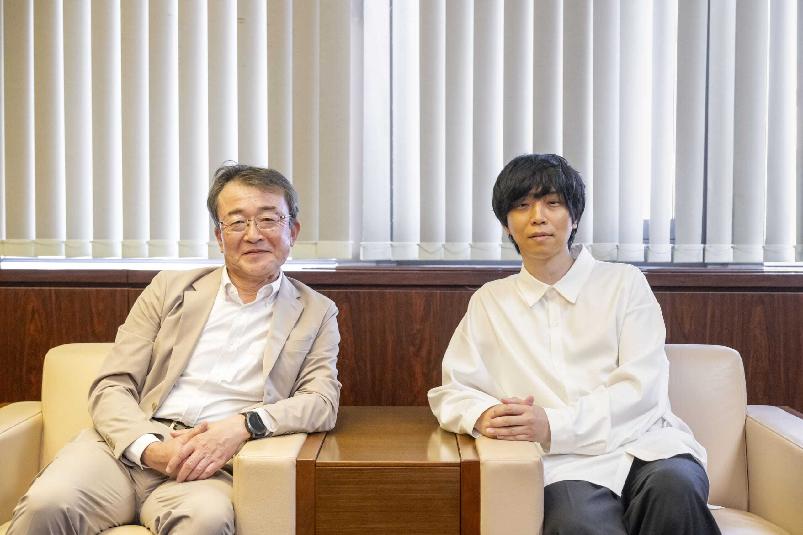 対談を行ったandrop内澤崇仁さん(右)とデーリー東北新聞社の広瀬知明社長