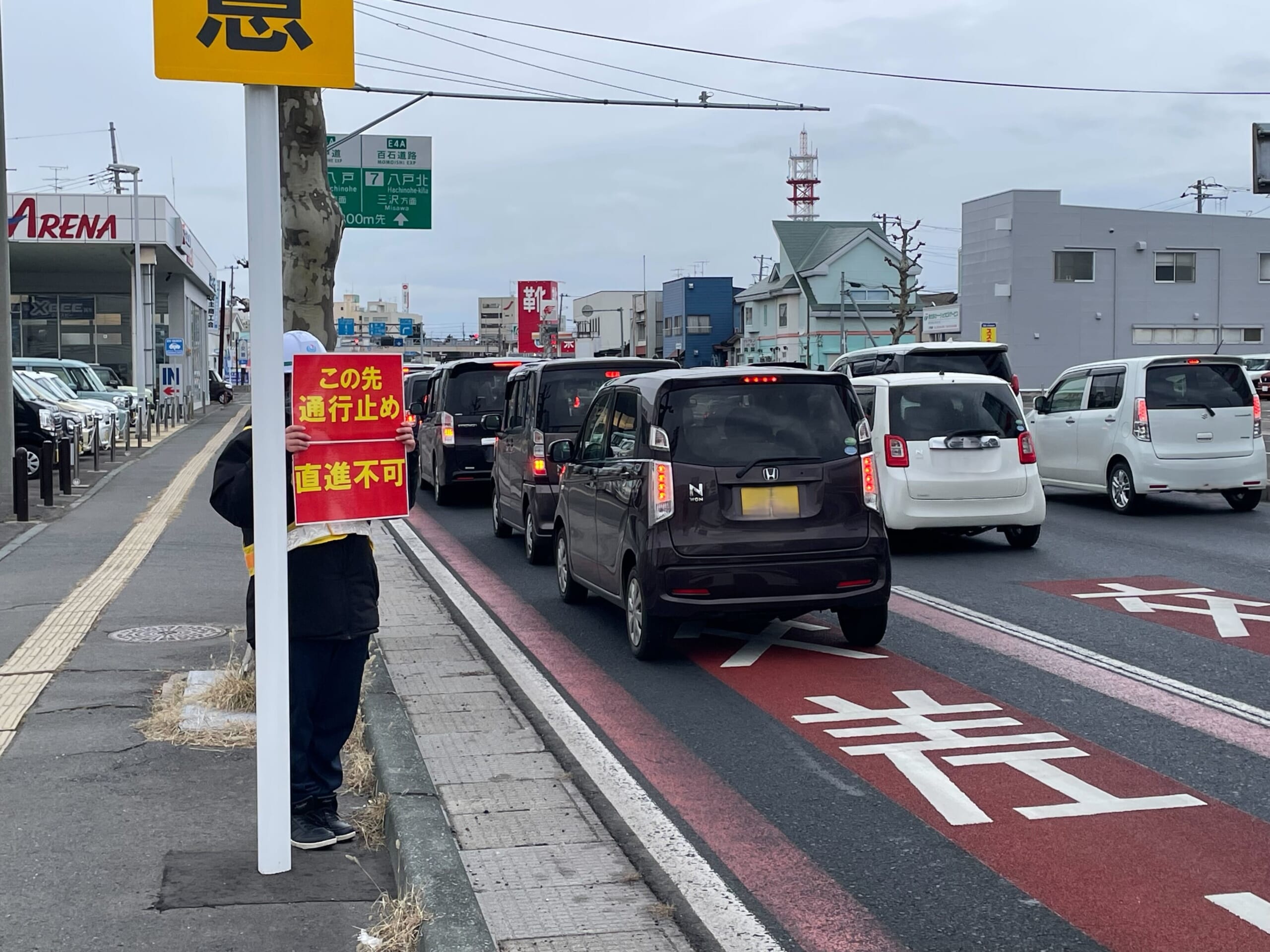 通行止めで渋滞する国道45号=11日午前、八戸市類家3丁目(一部を加工しています)