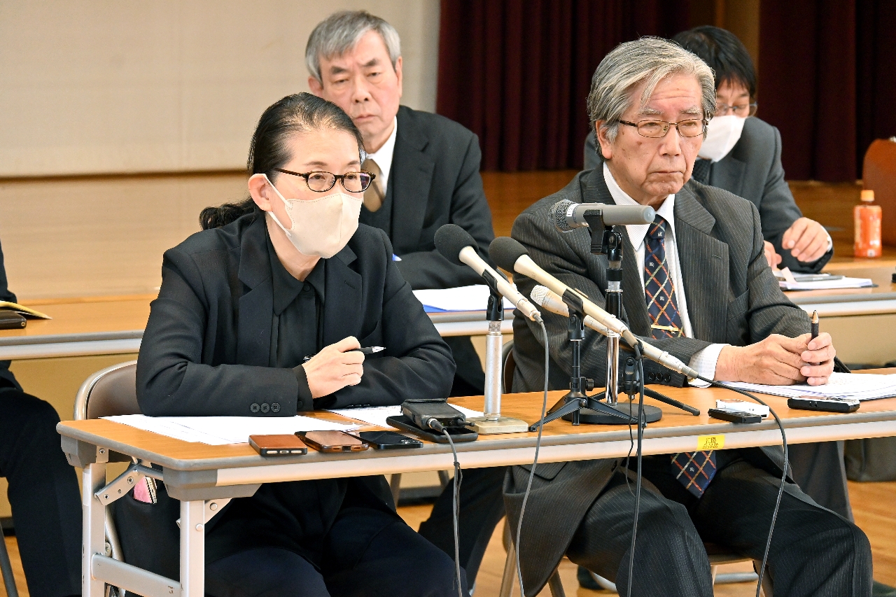 コンプライアンス委員会後の会見で質問に答える石山菜穂理事長(左)=7日、八戸市
