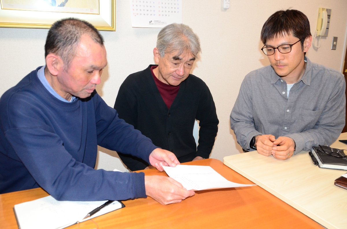 八戸市議会が全会一致で採択した意見書に目を通す「滝山病院にアクセスする会」のメンバー。改善へ向けた思いが地域で広がるよう期待する=2025年11月、東京都内