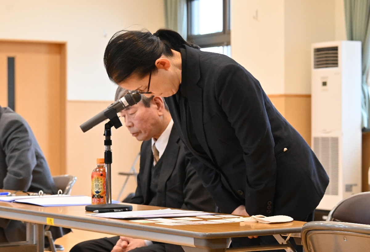 コンプライアンス委員会の冒頭のあいさつで頭を下げる石山菜穂理事長(手前)=7日、八戸市