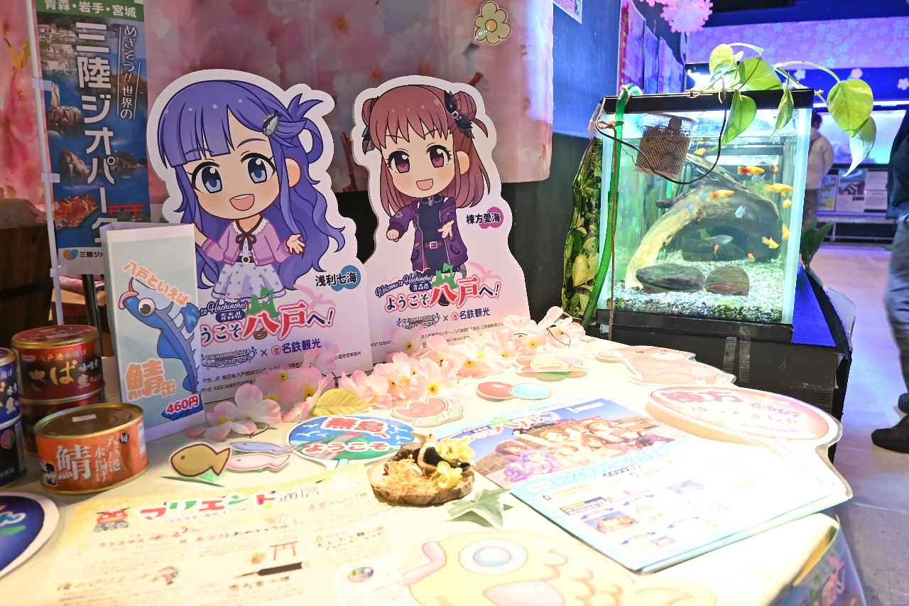 八戸市水産科学館マリエントに設置されている小パネル。応援うちわなどが飾られている=8日